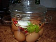 JAJKA W MARYNACIE 

Składniki:
- 10 jajek,
- ½ litra wody,
- 1 mała cebula,
- 4 łyżki soli,
- 2 łyżki octu,
- 4 ząbki czosnku,
- 2 liście laurowe,
- kawałek chrzanu,
- ziele ang...