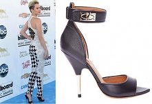 Miley Cyrus Wearing Givenchy To The 2013 Billboard Music Awards