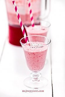 Składniki:

1 puszka śmietanki kokosowej (coconut cream, creamy coconut milk) (400 ml)*
450 g truskawek (mogą być mrożone, wtedy pomijamy lód)
świeżo wyciśnięty sok z połowy cyt...