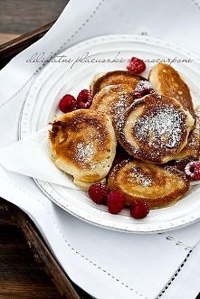 Składniki (porcja dla 4 osób):

125 g serka mascarpone (pół opakowania)
1,5 szklanki mąki pszennej
3 łyżki cukru
2 łyżeczki proszku do pieczenia
3/4 szklanki pełnego mleka
2 duż...