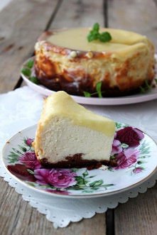 SKŁADNIKI:

(na formę o średnicy 22-24cm)

Spód:
• 250 g herbatników, lub kruchych ciastek (mogą być z czekoladą)
• 100 g masła

Na masę serową:
• 1 kg twarogu ( gotowego na sernik, we wiaderku)
• 3 jajka
• 3 czubate łyżki mąki
• 150 ml śmietany kremówki
• 200 g cukru

Na wierzch sernika:
• 100 g białej czekolady
• 100 g kwaśnej śmietany
• 1 łyżka soku z cytryny
• 1 łyżka cukru pudru
Sernik nowojorski z serialu Przyjaciele From Movie To The Kitchen - Paulina Wnuk


PRZYGOTOWANIE:
1. Tortownicę wysmaruj tłuszczem i wyłóż papierem do pieczenia.
2. Ciasteczka zmiksuj razem z masłem na drobną masę, wyłóż nimi spód tortownicy.
3. Podpiecz spód przez 15 minut w piekarniku nagrzanym do 180 stopni.
4. W czasie gdy spód będzie w piekarniku przygotuj masę serową. Do dużej miski włóż cały twaróg i miksując na wolnych obrotach dodawaj po jednym jajku. Następnie dodaj cukier, mąkę i kremówkę cały czas miksując.
5. Masę serową wylej na podpieczony spód.
6. Piecz sernik ok. 1 godzinę w temperaturze ok. 180 stopni.
7. Przygotuj polewę na wierzch sernika. W małym garnuszku rozpuść czekoladę, dodaj sok z cytryny, cukier puder i śmietanę mieszając energicznie aż utworzy się gładka masa. Tak przygotowaną polewą polej sernik.
8. Sernik schłodzić przez min. 4 godziny przed podaniem.

(vumag)