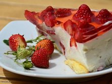 Śmietanowiec na biszkoptach z truskawkami.
Składniki:
- 500ml śmietany 30%
- 2 galaretki (truskawkowa i cytrynowa)
- biszkopty
- truskawki

Galaretkę truskawkową robimy według p...