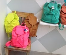 który? jak dla mnie turkusowy.