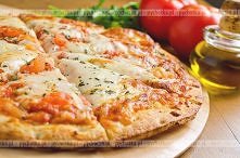 Pizza z pomidorami i mozzarellą