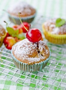 Muffinki pełnoziarniste z czereśniami
Składniki( na 12 muffinek):
szklanka mąki pszennej pełnoziarnistej
1 jajko
3 łyżki cukru drobnego
150ml mleka
150ml jogurtu naturalnego
3 ł...