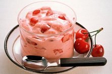 Krem budyniowy z owocami
SKŁADNIKI: 
250 g mrożonych owoców (wiśnie, porzeczki, wcześniej rozmrożone)
2 jajka
kilka kropli aromatu waniliowego
4 czubate łyżki cukru pudru
szklan...