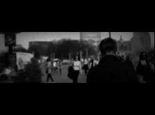 Na mieście mi mówią jak mam żyć
Wybrałem ścieżkę nierówną jak poziom sceny
Bo spadło na nią każde gówno, które wysrał przemysł
My chcemy odnaleźć źródło, choćby brnąć
pod prąd 
...