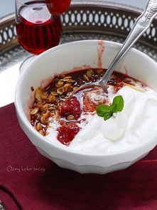 Składniki:

truskawki:

    500g truskawek
    3 łyżki cukru trzcinowego demerara
    1 łyżka melasy
    1 laska wanilii
    1/2 szklanki czerwonego wina deserowego, użyłam półs...