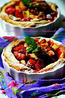 tartinki z rabarbarem i owocami