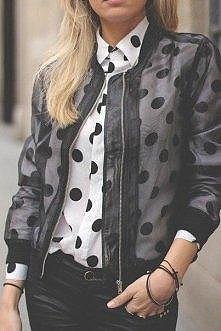 Dobrze przemyślany fason. Ta koszula w kropki świetnie wygląda, nakładając na nią prześwitującą zarzutkę :)