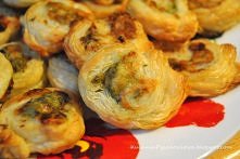 ślimaczki z ciasta francuskiego z pesto bazyliowym
