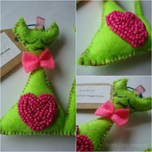 Zielony kot z różowym sercem