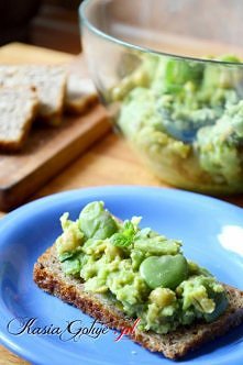 Pasta z bobu i groszku. Przepis po kliknięciunw zdjęcie