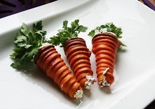 Składniki:
1/2 opakowania ciasta kruchego lub francuskiego
2 jajka na twardo
4 rzodkiewki
trochę szczypiorku
serek naturalny
sól, pieprz
pomarańczowy barwnik spożywczy
pietruszk...