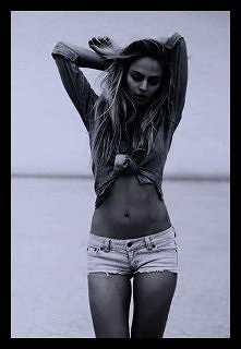 "Chciałabym Cię chłopcze mieć u swego boku,
lecz obawiam się szczerze, że nie dotrzymasz mi kroku.
Ja idę przed siebie, Ty oglądasz za siebie...
Ty masz mury przeszłości wc...