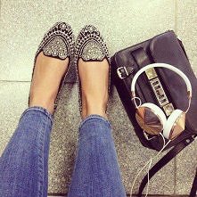 Buciki z biżuterią.