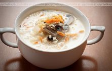 Krupnik zabielany z pieczarkami