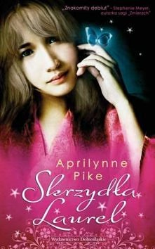 Kiedy idzie do szkoły, musi przyzwyczaić się do siedzenia w zamkniętych pomieszczeniach i nowych wyzwań. Ale gdy pewnego dnia na jej plecach pojawia się tajemniczy punkcik, zacz...