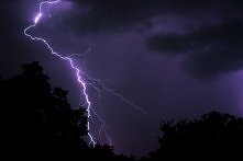 dzisiaj godzina 4:30 burza ;d nie było tak źle ale dzisiejszy dzień to masakra wiatr i strasznie duszno . A jak u was .? ;> ;)