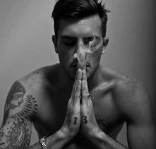 Jestem oazą spokoju. pierdolonym, kurwa, zajebiście wyluzowanym kwiatem na tafli jeziora. prawdę mówiąc jestem wyluzowana jak wagon pełen pierdolonych, medytujących tybetańskich...