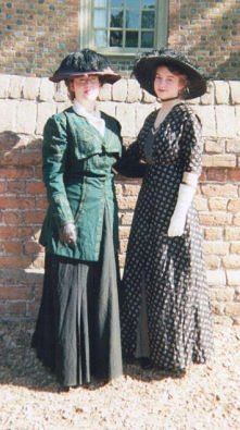 Statystki filmu dokumentalnego "Women and Children First" z 1998r. Kostiumy ok. 1912 rok