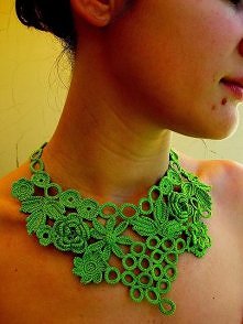 naszyjnik zrobiony na szydelku