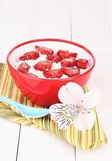 Ryż gotowany na mleku z owocami i bitą śmietaną