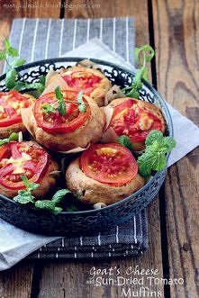 Razowe muffiny z pomidorami...