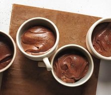 Do zrobienia sześciu porcji musu przygotuj: 200 g gorzkiej czekolady wysokiej...
