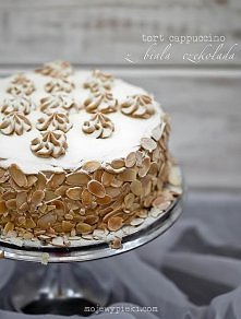 biszkopt:
5 jajek
3/4 szklanki cukru
2/3 szklanki mąki pszennej
1/3 szklanki kakao
Mąkę i kakao wymieszać, przesiać.
Białka oddzielić od żółtek, ubić na sztywną pianę.Pod koniec...