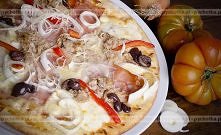 Pizza z szynką i cebulą