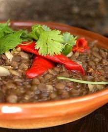 WEGETARIAŃSKI SOS DAHL

Składniki (5 porcji):
- 250 ml zielonej soczewicy,
- 4 duże dymki,
- 4 ząbki czosnku,
- 50 g świeżego imbiru startego na grubych oczkach,
- 2 duże pomido...