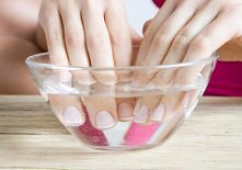 Coś ekstra dla naszych pazkokci :)
Podgrzewamy niewielką ilość oliwy z oliwek ( nie za bardzo ) substancje przelewamy do mniejszego naczynka wyciskamy kilka kropel soku z cytry...