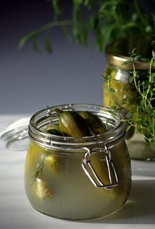 ZIOŁOWE OGÓRKI MAŁOSOLNE Z TYMIANKIEM

Składniki:
- ogórki gruntowe,
- ząbki czosnku,
- koperek,
- sól,
- opcjonalnie: estragon, tymianek

Wykonanie:
Do wyczyszczonych pięknie ł...