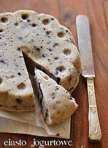 Składniki:

250 g chudego jogurtu,

200 g mąki,

100 g cukru,

80 g oleju roślinnego,

2 jajka,

50 g skrobi pszennej (dałam mąkę ziemniaczaną),

2 żółtka,

1 łyżeczka olejku wa...