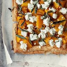 Tarta z ciasta francuskiego z dynią i serem feta.