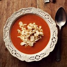 Zupa dyniowo-pomidorowa z lanymi kluseczkami
doprawiona pieczonym czosnkiem i gałką muszkatołową.