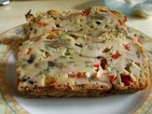 Keks warzywny - SKŁADNIKI:
25 dag pieczarek
2 cebule pokrojone w kostkę
10 dag sera żółtego (startego na grubych oczkach)
10 dag wędliny (szynka lub drobiowa)
1 czerwona papryka...