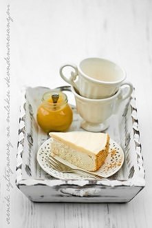 Składniki:

750 g twarogu półtłustego lub tłustego, zmielonego przynajmniej dwukrotnie
3 jajka
1 puszka mleka skondensowanego słodzonego (ok. 400 g)
2 łyżeczki ekstraktu z wanil...