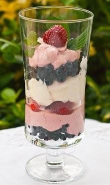 Deser z borówkami,  truskaw...