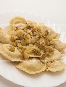 Pierogi z zeszkloną cebulką