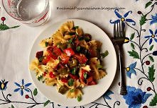 Śródziemnomorska sałatka z pieczoną papryką, suszonymi pomidorami i parmezanem