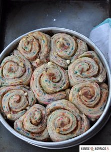 Ciasto drożdżowe:
- 3 szklanki mąki pszennej
- 1/2 łyżeczki soli
- 5 łyżek cukru
- 3/4 szklanki ciepłego mleka
- 1 jajko
- 30 gr świeżych drożdży
- 70 gr roztopionego masła

Nad...