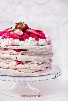 Tort bezowy z rabarbarem i truskawkami