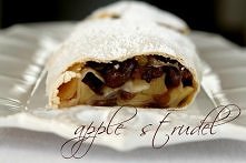 Strudel Jabłkowy:  Składniki:      1 arkusz ciasta filo (55 x 20 cm) , wykonany z ciasta o wadze 90 g     100 g rodzynek     4 jabłka (Breaburn lub Cox)     sok z jednej cytryny...