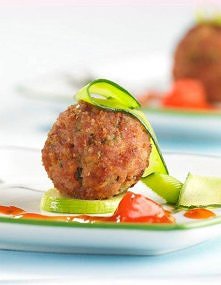 Kotlety mielone z cukinią i szczypiorkiem

Składniki dla 2-3 osób
2 cukinie
1 pęczek szczypiorku
30 dag mielonego mięsa z indyka
1 czerstwa kajzerka wcześniej namoczona w mleku
...