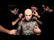 reklama podkładu L'Oreal, pokrywa nawet tatuaże- czyli Zombie Boy bez tatuaży