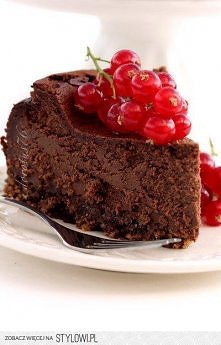 Składniki na spód:

120 g ciastek digestive w gorzkiej czekoladzie, pokruszonych na piasek
70 g posiekanych orzechów włoskich
40 g masła, miękkiego
Wszystkie składniki wymieszać...