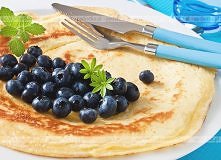 Naleśniki z owocami i bitą śmietaną