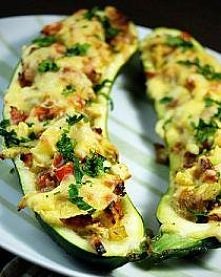 Faszerowane cukinie

Składniki wystarczą na porcję dla 2-óch osób jeśli cukinie podajemy jako danie główne lub dla 4-ech jako podwieczorek/przystawka.
Składniki:
2 duże cukinie
...